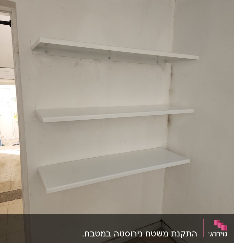 שלושה מדפים לבנים מותקנים על קיר לבן